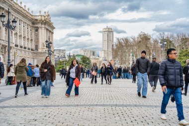 Madrid, İspanya - 03.10.2025: Kraliyet Sarayı yakınlarında yürüyüş yapan yerli ve turistlerle dolu kalabalık yaya geçidi (Palacio Real de Madrid )