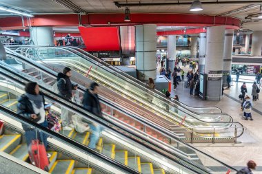 Madrid, İspanya - 10 Mart 2025: Atocha Tren İstasyonunda yürüyen merdiven yolcuları