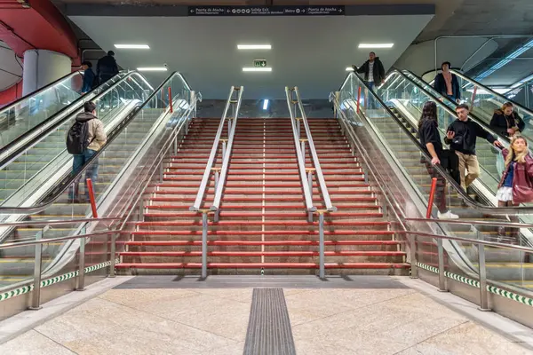 Madrid, İspanya - 10 Mart 2025: Atocha İstasyonu 'nda yürüyen merdivendeki insanlar