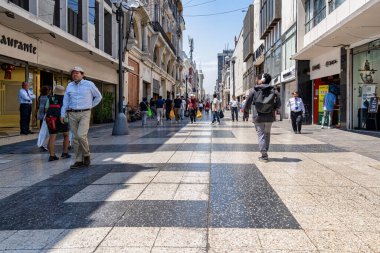 Lima, Peru - 11 Mart 2025: Lima şehir merkezindeki Jiron de la Union yayaları üzerinde turistler ve yerliler geziniyor.