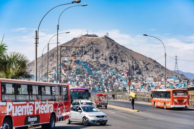 Lima, Peru - 11 Mart 2025: Rimac Bölgesi 'ndeki renkli binalar ve Lima' daki Cerro San Cristobal
