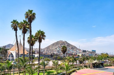 Lima, Peru - 11 Mart 2025: Rimac Bölgesi 'ndeki renkli binalar ve Lima' daki Cerro San Cristobal