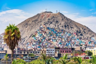 Lima, Peru - 11 Mart 2025: Rimac Bölgesi 'ndeki renkli binalar ve Lima' daki Cerro San Cristobal