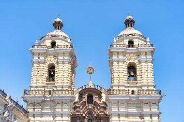 San Francisco Bazilika ve Manastırı 'nın kule çanlarıyla yakınlaşın. Lima, Peru' nun tarihi merkezinde yer almaktadır..