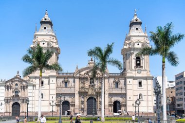 Lima, Peru - 11 Mart 2025: Plaza de armas 'da bulunan Lima Katedrali (Baslica Catedhral de Lima) cephesi ile görüntüle