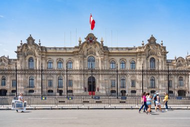 Lima, Peru - 11 Mart 2025: Peru Devlet Sarayı (Palacio de Gobierno de la Republica del Peru) ile Plaza Belediye Başkanı 'nın yanında yer alır.