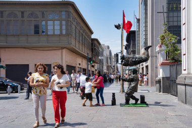 Lima, Peru - 11 Mart 2025: Lima şehir merkezindeki Jiron de la Union yayaları üzerinde turistler ve yerliler geziniyor.