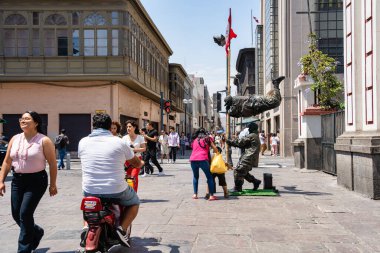Lima, Peru - 11 Mart 2025: Lima şehir merkezindeki Jiron de la Union yayaları üzerinde turistler ve yerliler geziniyor.