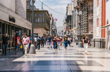 Lima, Peru - 11 Mart 2025: Lima şehir merkezindeki Jiron de la Union yayaları üzerinde turistler ve yerliler geziniyor.