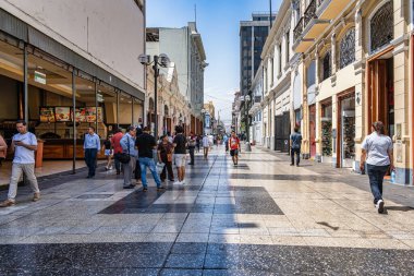 Lima, Peru - 11 Mart 2025: Lima şehir merkezindeki Jiron de la Union yayaları üzerinde turistler ve yerliler geziniyor.