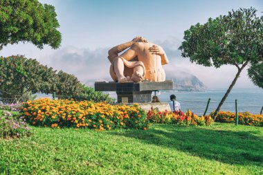 Pasifik Okyanusu 'na bakan sembolik El Beso heykelinin olduğu Parque del Amor' dan Idyllic bir sahne..