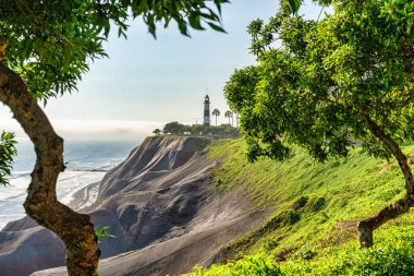 Lima Peru 'daki ikonik Faro la Marina deniz feneriyle Miraflores kıyılarının manzarası.