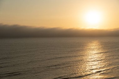Lima, Peru 'daki Pasifik Okyanusu kıyısında güzel bir altın gün batımı..