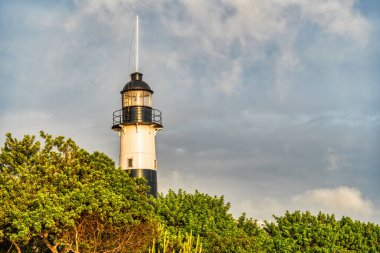 Miraflores, Lima Peru 'daki ikonik Faro la Marina deniz feneriyle gün batımında