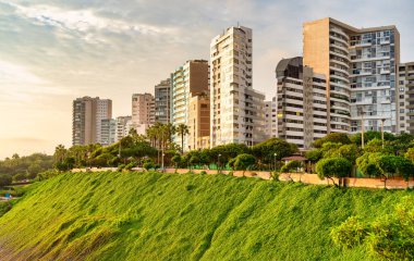 Günbatımında modern şehir manzarası. Lima, Peru 'nun Miraflores bölgesinde modern yüksek binalar..