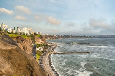Lima, Peru 'daki Miraflores sahil şeridinin panoramik manzarası. Pasifik Okyanusu boyunca uzanan dramatik uçurumlar ve otoyol..