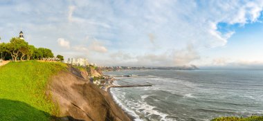 Lima, Peru 'daki Miraflores sahil şeridinin panoramik manzarası. Pasifik Okyanusu boyunca uzanan dramatik uçurumlar ve otoyol..
