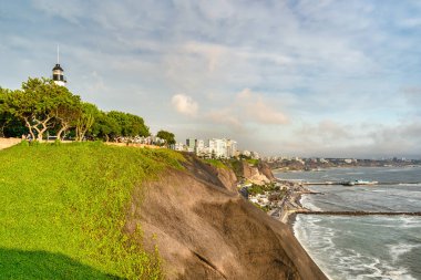Lima, Peru 'daki Miraflores sahil şeridinin panoramik manzarası. Pasifik Okyanusu boyunca uzanan dramatik uçurumlar ve otoyol..