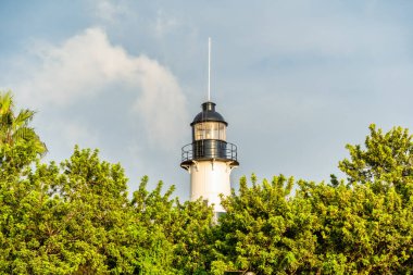 Miraflores, Lima Peru 'daki ikonik Faro la Marina deniz feneriyle gün batımında