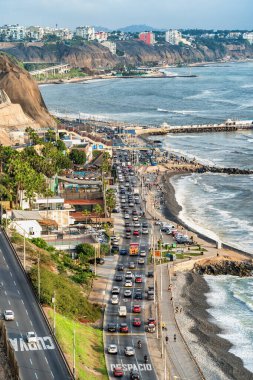 Gündüz yoğun trafik vardı. Lima 'daki sahil yamacında bir sürü araba vardı.