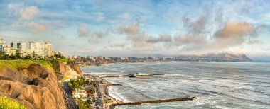 Lima, Peru 'daki Miraflores sahil şeridinin panoramik manzarası. Pasifik Okyanusu boyunca uzanan dramatik uçurumlar ve otoyol..