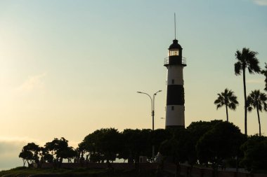 Gün batımında Lima Peru 'daki ikonik Faro la Marina deniz feneriyle Miraflores kıyılarının manzarası.