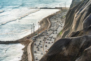 Gündüz yoğun trafik vardı. Lima 'daki sahil yamacında bir sürü araba vardı.
