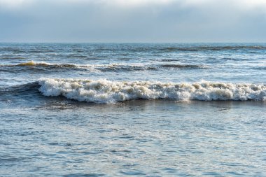 Lima, Peru kıyılarına çarpan güçlü bir okyanus dalgasının dramatik görüntüsü