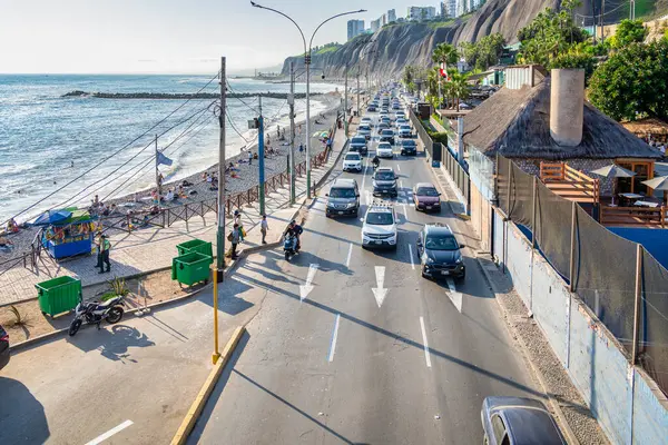 Lima, Peru 12 Mart 2025: Lima 'da Pasifik Okyanusu' nun kayalık kıyılarında sörf yapan sörfçüler