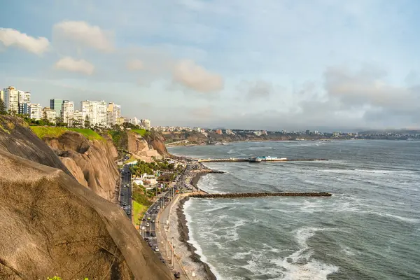 Lima, Peru 'daki Miraflores sahil şeridinin panoramik manzarası. Pasifik Okyanusu boyunca uzanan dramatik uçurumlar ve otoyol..