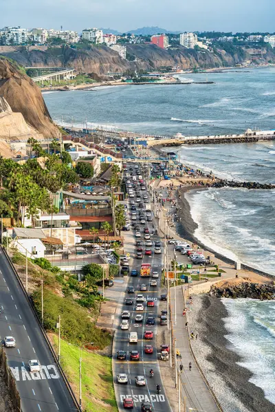 Gündüz yoğun trafik vardı. Lima 'daki sahil yamacında bir sürü araba vardı.