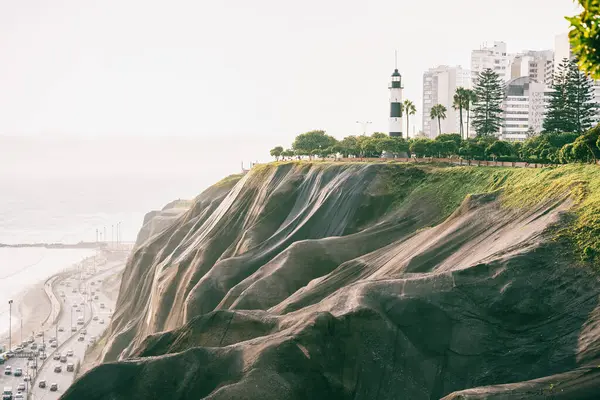 Lima, Peru 'daki Miraflores sahil şeridinin panoramik manzarası. Pasifik Okyanusu boyunca uzanan dramatik uçurumlar ve otoyol..