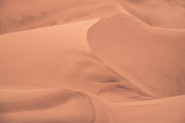 Huacachina, Peru yakınlarındaki pürüzsüz altın kum tepeleri ile Ica çölü manzarası.