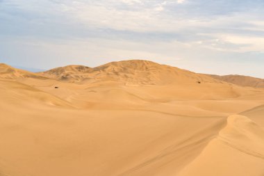 Huacachina, Peru yakınlarındaki pürüzsüz altın kum tepeleri ile Ica çölü manzarası.
