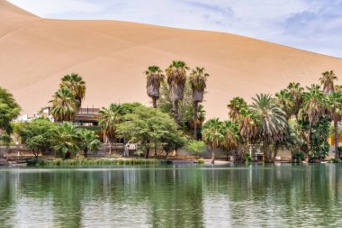 Huacachina Oasis gölünün manzarası ve Ica, Peru 'daki kum tepeleri.