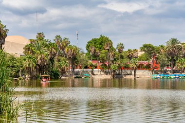 Ica, Peru - 12 Mart 2025: Huacachina Oasis gölü ve Ica, Peru 'daki kum tepeleri