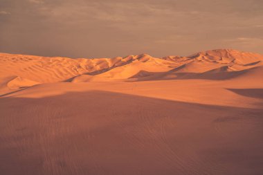 Gün batımında, Huacachina, Peru yakınlarında altın kum tepeleri olan Ica çölü manzarası..