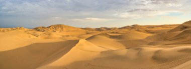 Gün batımında, Huacachina, Peru yakınlarında altın kum tepeleri olan Ica çölü manzarası..