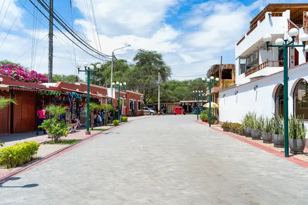 Ica, Peru - 12 Mart 2025: Huacachina 'da küçük bir turizm köyünde ticaret caddesi.
