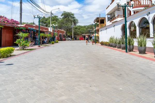 Ica, Peru - 12 Mart 2025: Huacachina 'da küçük bir turizm köyünde ticaret caddesi.