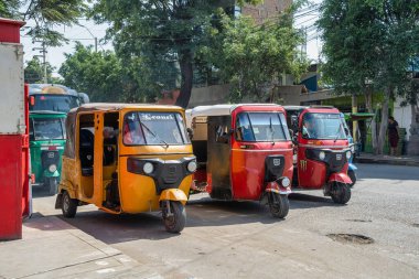 Ica, Peru - 13 Mart 2025: Perulu aperatifler satan yerel bir bisikletçi ile sokak hayatı