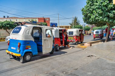 Ica, Peru - 13 Mart 2025: Perulu aperatifler satan yerel bir bisikletçi ile sokak hayatı
