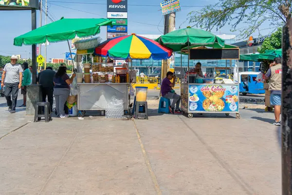 Ica, Peru - 13 Mart 2025: Yerel halk Ica şehir merkezindeki bir gıda standında Peru sokak yemekleri hazırlıyor ve satıyor