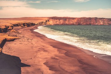 Playa Roja 'nın nefes kesici manzarası, eşsiz kırmızı kumları ve Paracas Doğal Kayalıkları' ndaki dramatik uçurumlarıyla tanınıyor..