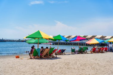 Paracas, Peru - 13 Mart 2025: Paracas sahilinin sakin suları altında turistler ve yerliler dinleniyor (Playa Paracas)