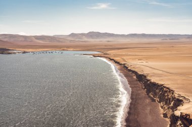 Playa Roja 'nın nefes kesici manzarası, eşsiz kırmızı kumları ve Paracas Doğal Kayalıkları' ndaki dramatik uçurumlarıyla tanınıyor..