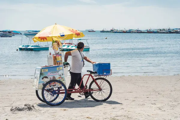 Paracas, Peru - 13 Mart 2025: Güneşli bir günde Playa Paracas 'ta (Paracas plajı) dondurma satan sokak satıcısı