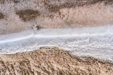 Peru, Paracas Ulusal Rezervi 'ndeki pembe tuz gölünün kenarında tuz tabakası oluşumları. Soyut ve doğal desen arkaplanı.