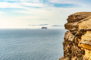 Paracas Ulusal Rezervi 'ndeki Pasifik Okyanusu' nun kayalık kıyı şeridiyle dramatik bir manzara, Peru.