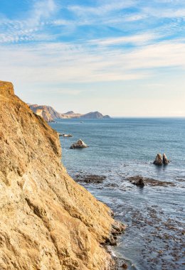 Paracas Ulusal Rezervi 'ndeki Pasifik Okyanusu' nun kayalık kıyı şeridiyle dramatik bir manzara, Peru.